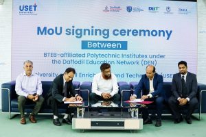 ড্যাফোডিল পলিটেকনিকের ডিপ্লোমা ইঞ্জিনিয়ারিং শিক্ষার্থীদের উচ্চশিক্ষা ও ক্যারিয়ার গঠনে নতুন মাত্রা যোগ হলো! ড্যাফোডিল এডুকেশন নেটওয়ার্ক (DEN)-এর আওতাধীন BTEB অনুমোদিত পলিটেকনিক ইনস্টিটিউটসমূহ এবং University of Skill Enrichment & Technology (USET) এর মাঝে (MoU) সমঝোতা স্মারক স্বাক্ষরিত হয়। ড্যাফোডিল পলিটেকনিক বরাবরই শিক্ষার্থীদের দক্ষতা উন্নয়ন ও ভবিষ্যৎ ক্যারিয়ার নিয়ে প্রতিশ্রুতিবদ্ধ। USET বাংলাদেশের প্রথম স্কিল-ভিত্তিক বিশ্ববিদ্যালয় হিসেবে বাস্তবমুখী ও দক্ষতাভিত্তিক শিক্ষায় নতুন ধারার সূচনা করেছে, যেখানে মূল লক্ষ্য হলো শিক্ষার্থীদের কর্মজীবনের জন্য উপযোগী করে গড়ে তোলা। এই চুক্তির মাধ্যমে আমাদের ডিপ্লোমা ইঞ্জিনিয়ারিং শিক্ষার্থীরা বিশেষায়িত B. Sc. in Engineering প্রোগ্রামে পড়াশোনার সুযোগ পাবে, যা তাদের উচ্চশিক্ষা ও ক্যারিয়ার গঠনে নতুন সম্ভাবনা যোগ করবে।
