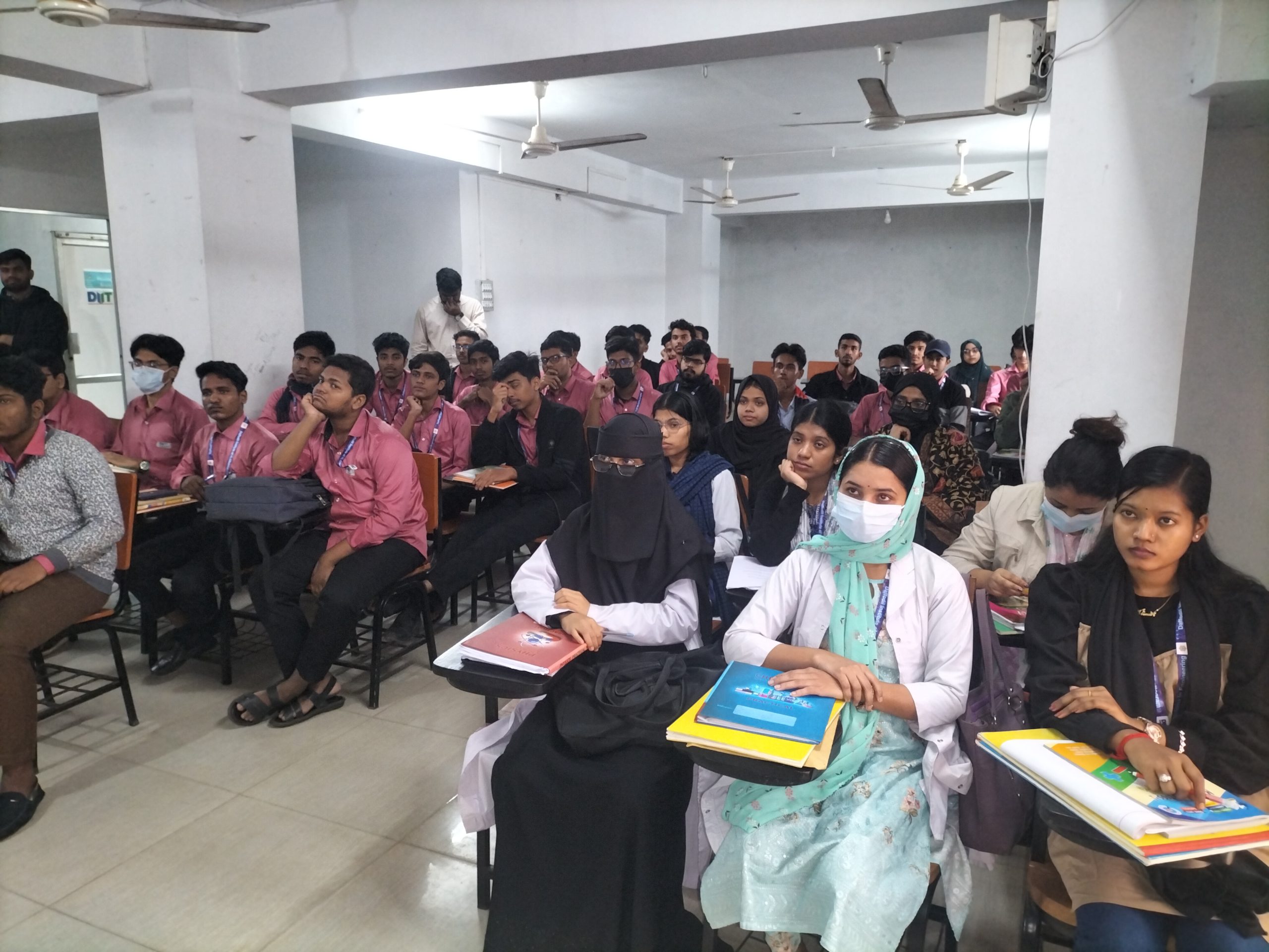 🎓📘 𝐃𝐢𝐩𝐥𝐨𝐦𝐚 𝐢𝐧 𝐄𝐧𝐠𝐢𝐧𝐞𝐞𝐫𝐢𝐧𝐠 𝐅𝐢𝐧𝐚𝐥 𝐄𝐱𝐚𝐦 𝐆𝐮𝐢𝐝𝐞𝐥𝐢𝐧𝐞𝐬 𝐒𝐞𝐬𝐬𝐢𝐨𝐧 | 𝐃𝐈𝐈𝐓 𝐂𝐡𝐚𝐭𝐭𝐨𝐠𝐫𝐚𝐦⁣⁣ ⁣⁣ বাংলাদেশ কারিগরি শিক্ষাবোর্ড (BTEB)-এর অধীনে ৪ বছর মেয়াদী ডিপ্লোমা ইন ইঞ্জিনিয়ারিং প্রোগ্রামের সেমিস্টার ফাইনাল পরীক্ষা আগামীকাল ৩০ ডিসেম্বর ২০২৫ থেকে শুরু হতে যাচ্ছে।⁣⁣ ⁣⁣ পরীক্ষার পূর্ব প্রস্তুতির অংশ হিসেবে আজ ২৯ ডিসেম্বর ২০২৫ তারিখে ড্যাফোডিল ইনস্টিটিউট অব আইটি, চট্টগ্রামে শিক্ষার্থীদের জন্য Final Exam Guidelines Session আয়োজন করা হয়। এ সেশনে পরীক্ষার নিয়মাবলি, সময় ব্যবস্থাপনা ও প্রয়োজনীয় দিকনির্দেশনা প্রদান করা হয়।⁣⁣ ⁣⁣ শিক্ষার্থীদের পরীক্ষায় সর্বোচ্চ সফলতা কামনা করি। 💐📚⁣⁣ ⁣⁣ #𝐃𝐢𝐩𝐥𝐨𝐦𝐚𝐈𝐧𝐄𝐧𝐠𝐢𝐧𝐞𝐞𝐫𝐢𝐧𝐠 #𝐁𝐓𝐄𝐁 #𝐅𝐢𝐧𝐚𝐥𝐄𝐱𝐚𝐦𝟐𝟎𝟐𝟓 #𝐄𝐱𝐚𝐦𝐆𝐮𝐢𝐝𝐞𝐥𝐢𝐧𝐞𝐬 #𝐃𝐈𝐈𝐓_𝐂𝐡𝐚𝐭𝐭𝐨𝐠𝐫𝐚𝐦 #𝐃𝐚𝐟𝐟𝐨𝐝𝐢𝐥𝐈𝐧𝐬𝐭𝐢𝐭𝐮𝐭𝐞𝐎𝐟𝐈𝐓 #𝐃𝐚𝐟𝐟𝐨𝐝𝐢𝐥𝐆𝐫𝐨𝐮𝐩 #𝐓𝐞𝐜𝐡𝐧𝐢𝐜𝐚𝐥𝐄𝐝𝐮𝐜𝐚𝐭𝐢𝐨𝐧 #𝐂𝐡𝐚𝐭𝐭𝐨𝐠𝐫𝐚𝐦